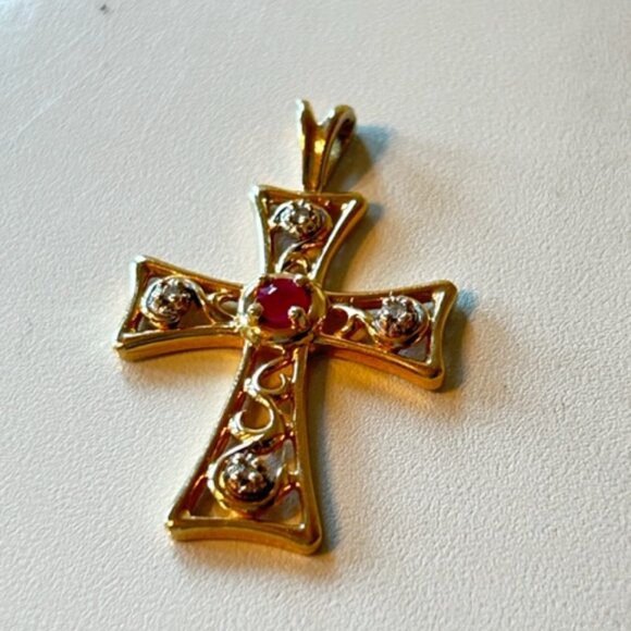 Cross pendant with ruby center - Picture 2 of 6